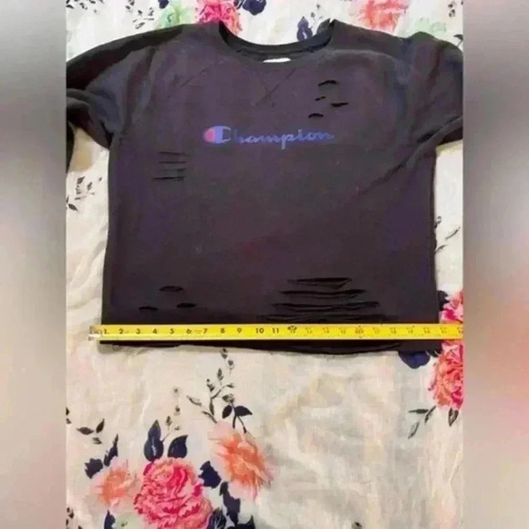 Classic Fleece Super Cropped and Distressed‎ Crew, C Logo Women's Size Large - Picture 2 of 5